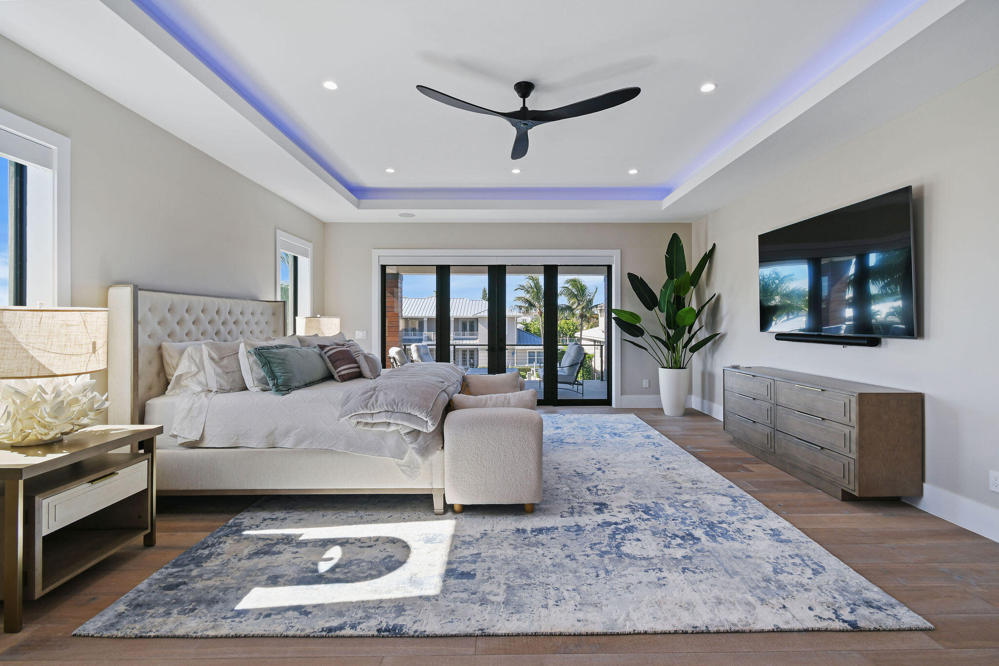 1060 Fairview Lane Singer Island, FL 33404 - Photo 36 of 82 a living room with furniture and a flat screen tv