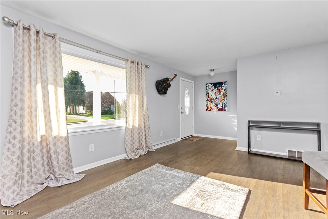 1824 Amherst Road Northeast Massillon, OH 44646 - Photo 13 of 34 Living room