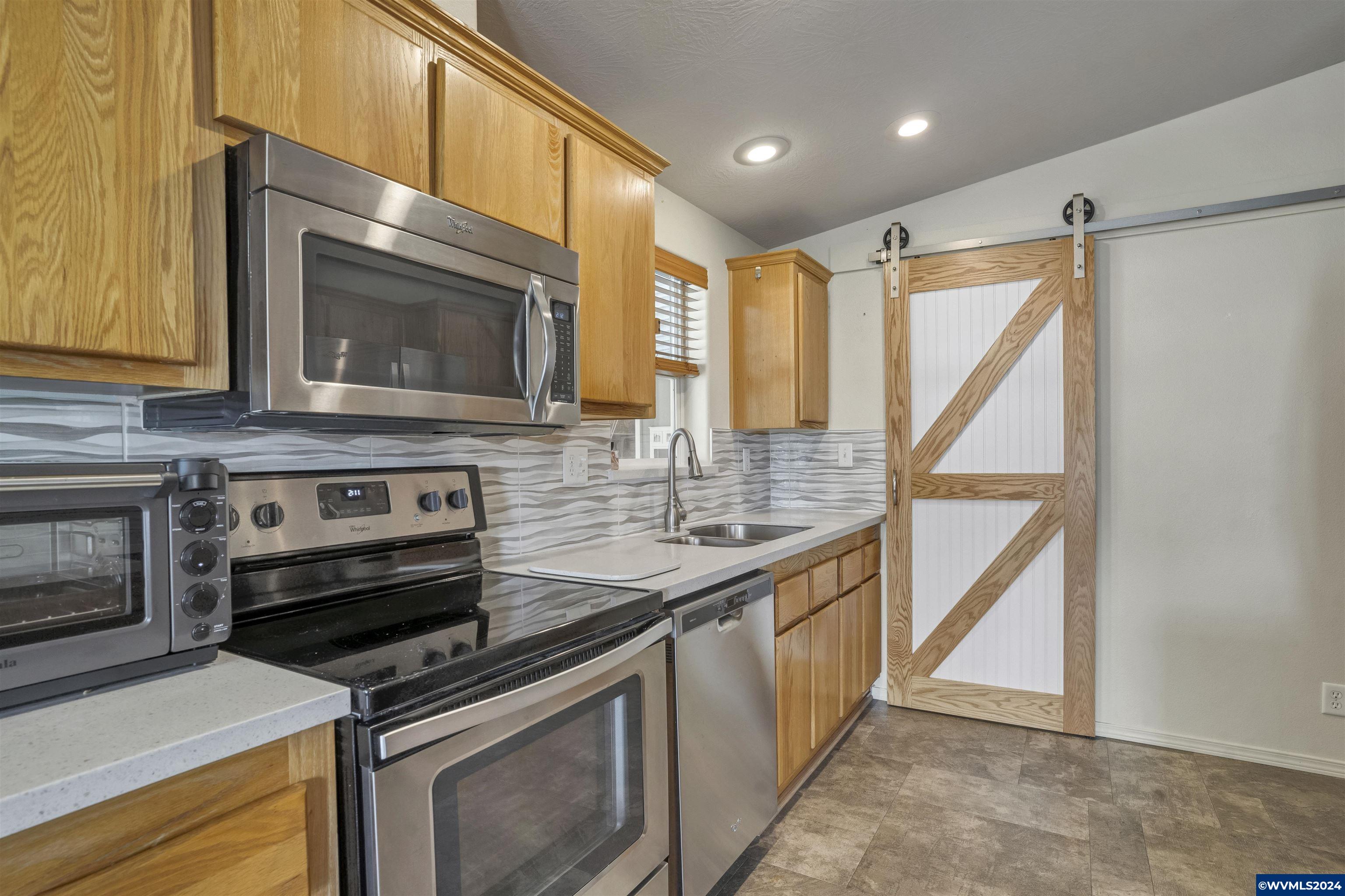 4234 Hazelgreen Road Northeast Salem, OR 97305 - Photo 11 of 35 Gallery Image 11