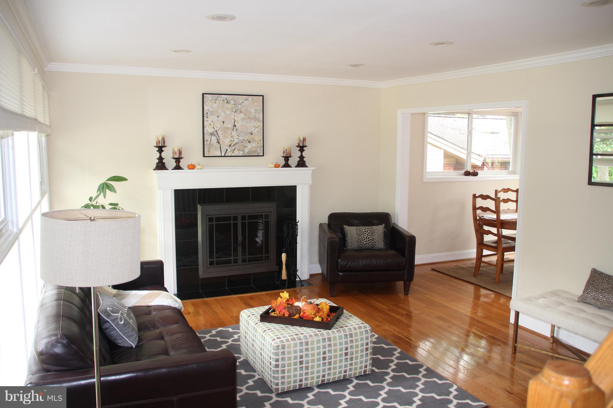 Living Room with fireplace