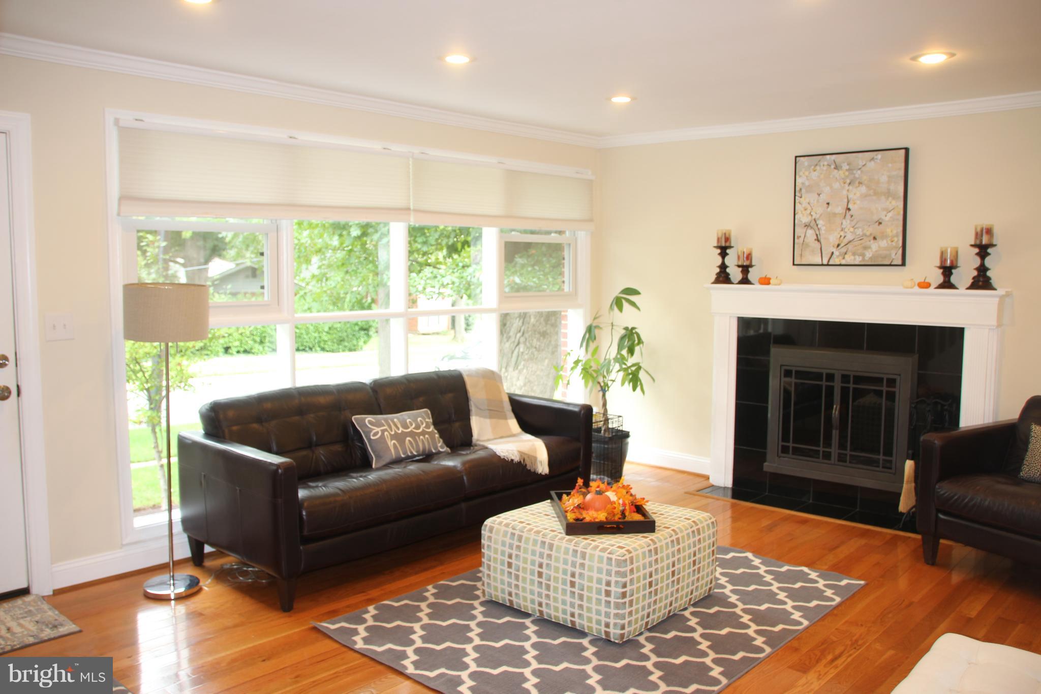 Living Room featuring floor to ceiling windows