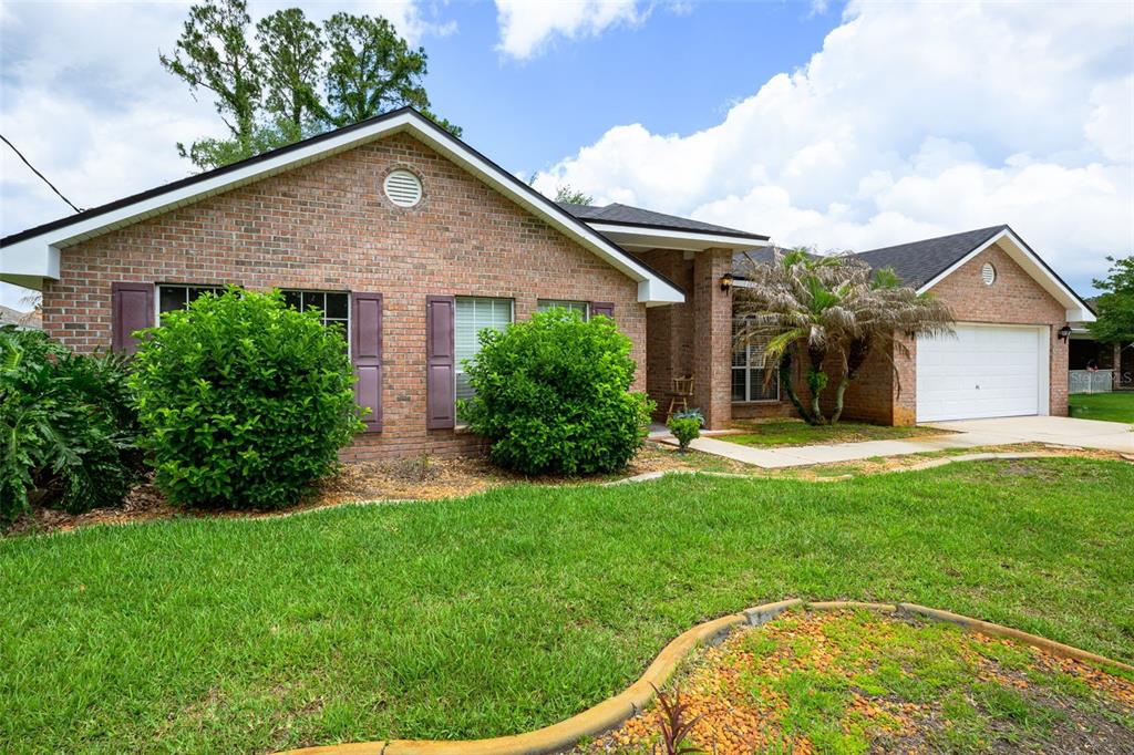 11 Riddle Drive Palm Coast, FL 32164 - Photo 2 of 33 a front view of house with a garden