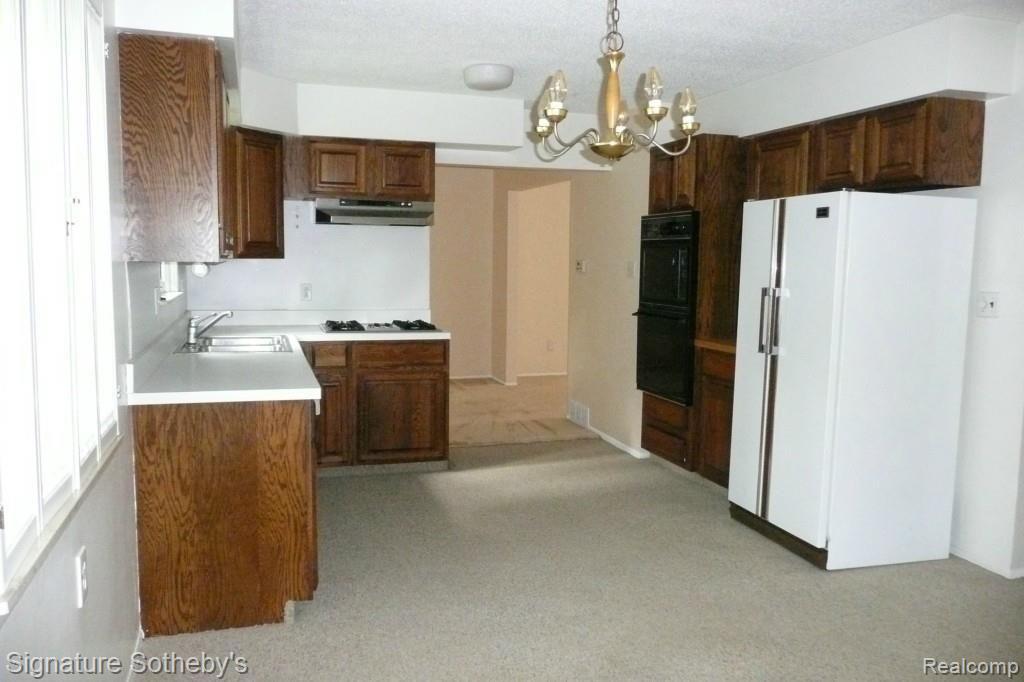 29988 Rambling Road Southfield, MI 48076 - Photo 10 of 29 P1090296.jpg
