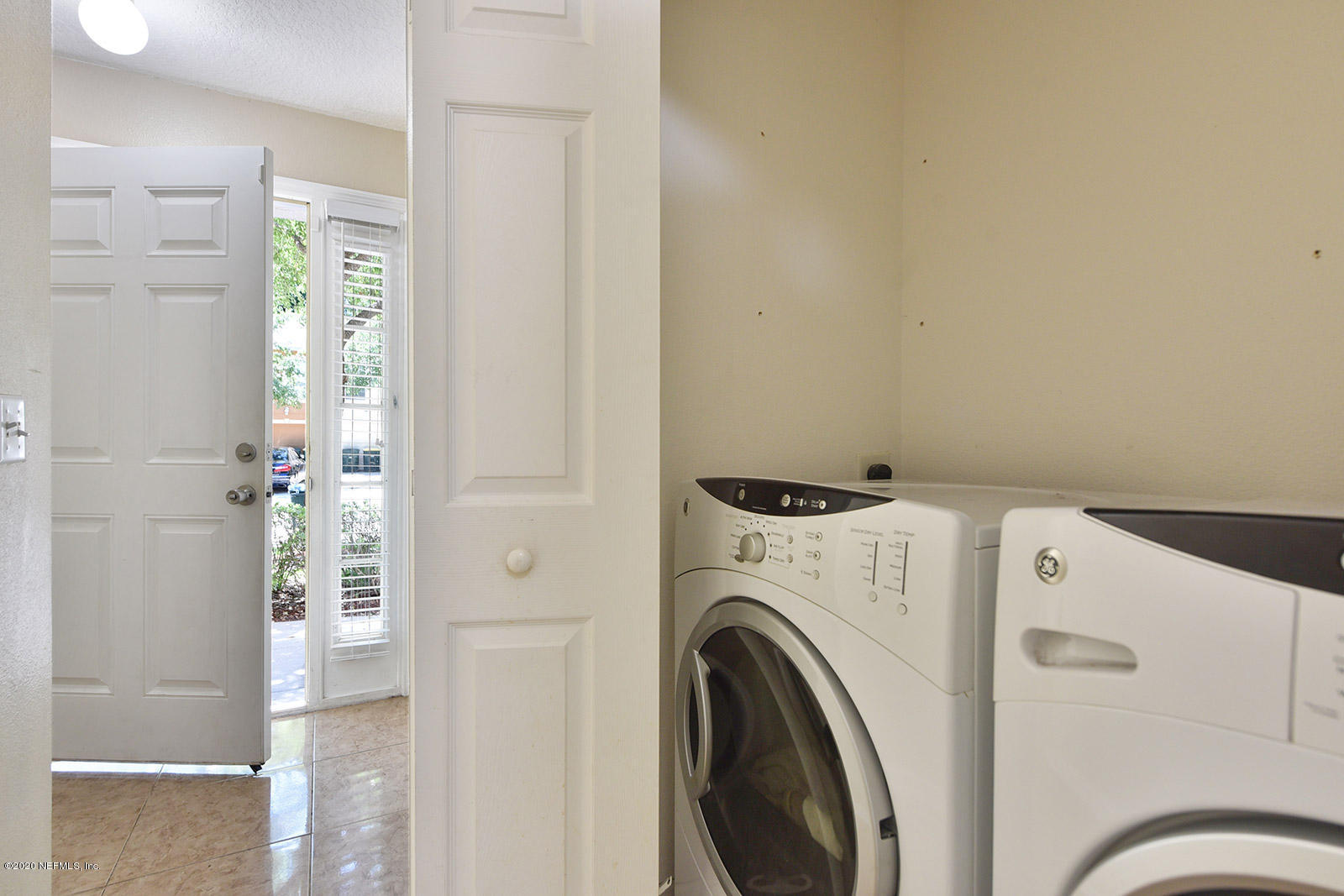 10543 Autumn Trace Road Jacksonville, FL 32257 - Photo 23 of 25 a view of livingroom with washer and dryer