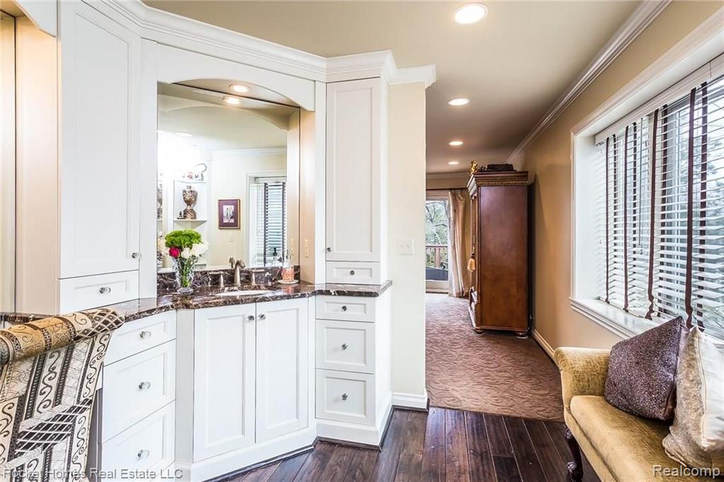4787 South Valleyview Road West Bloomfield, MI 48323 - Photo 15 of 40 Gallery Image 15