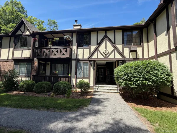 $597,000 | 20 Foxwood Drive, Unit 1, Pleasantville, NY 10570