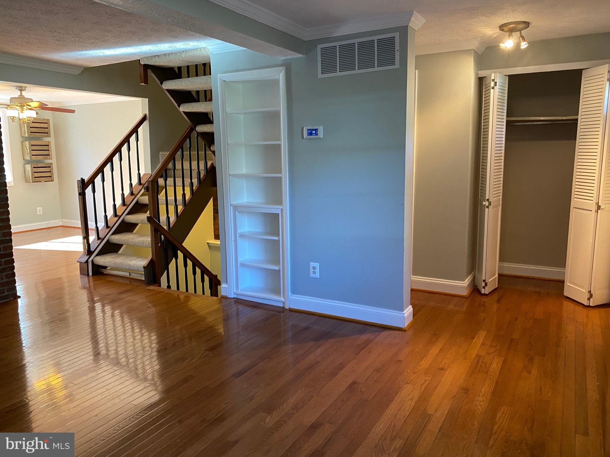 1666 Barnstead Drive Reston, VA 20194 - Photo 8 of 51 Living room