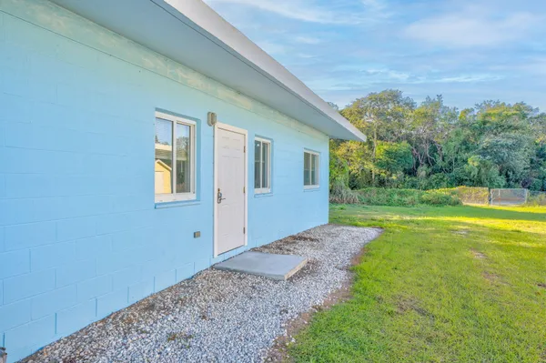a view of a house with backyard and a area