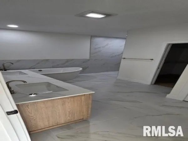 $1,095,000 | 3315 Sudduth Road, Sherman, IL 62684