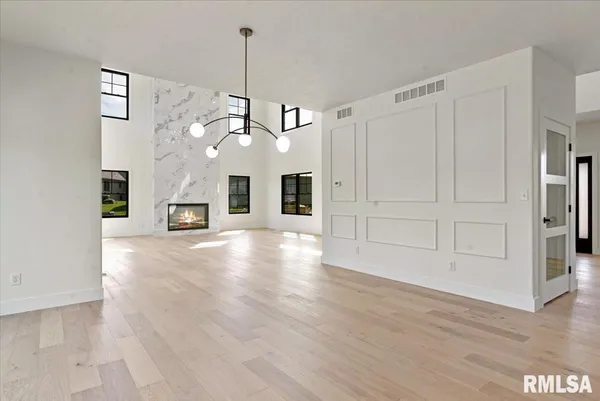 $1,095,000 | 3315 Sudduth Road, Sherman, IL 62684
