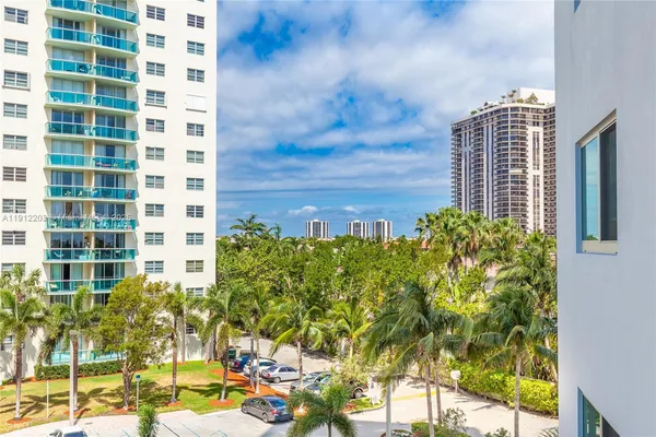$3,000 | 19380 Collins Avenue, Unit 427, Sunny Isles Beach, FL 33160