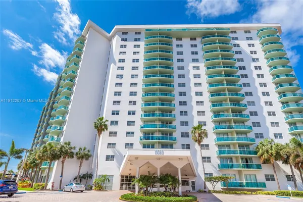 $3,000 | 19380 Collins Avenue, Unit 427, Sunny Isles Beach, FL 33160