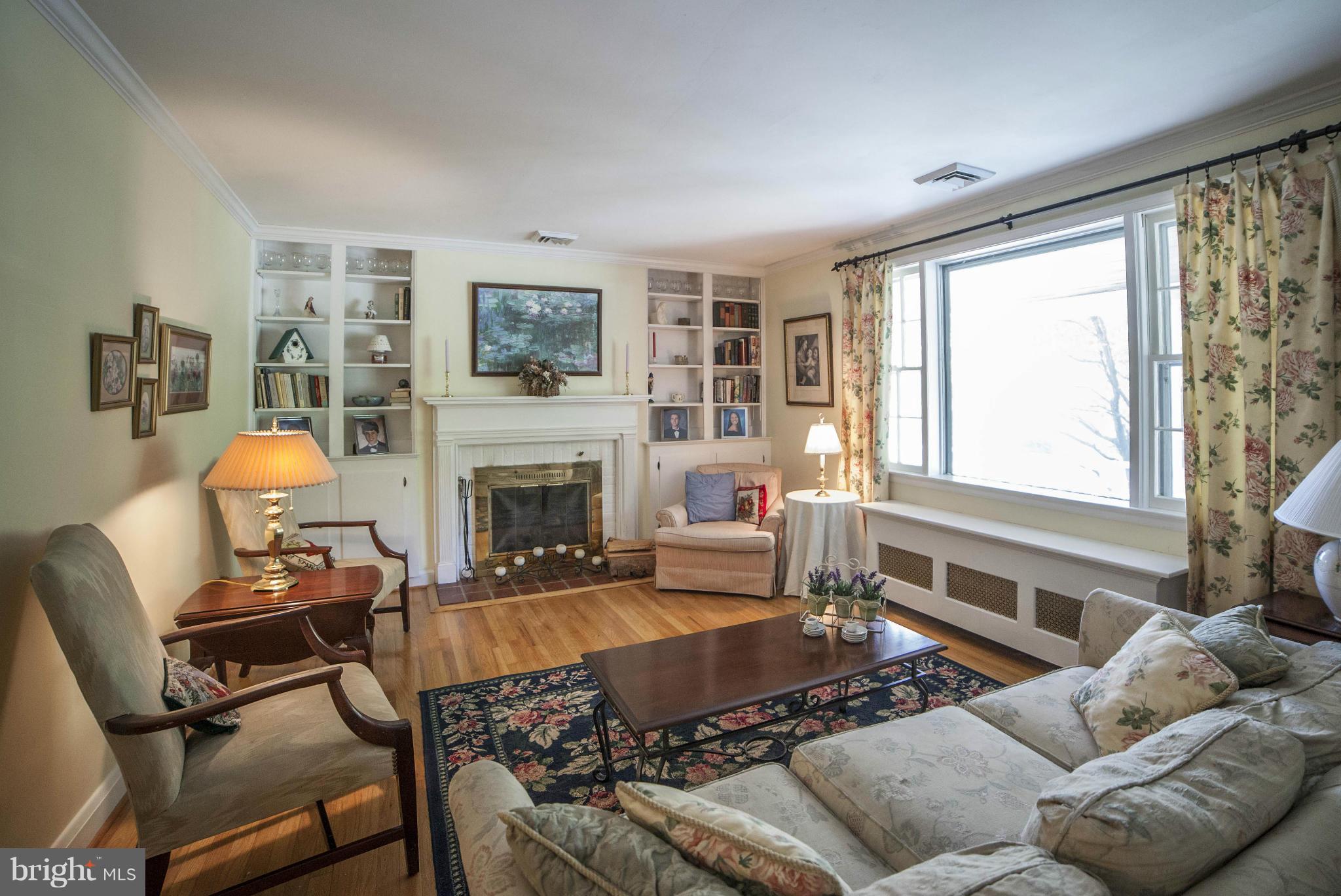 407 Gralan Road Catonsville, MD 21228 - Photo 9 of 30 Living Room