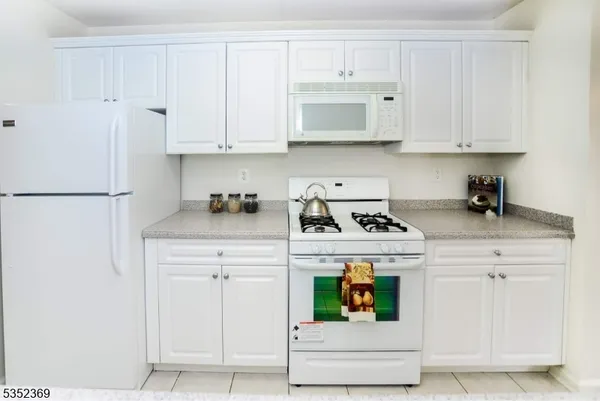 $3,600 | 121 Courter Road, Unit 82, Franklin Lakes, NJ 07417