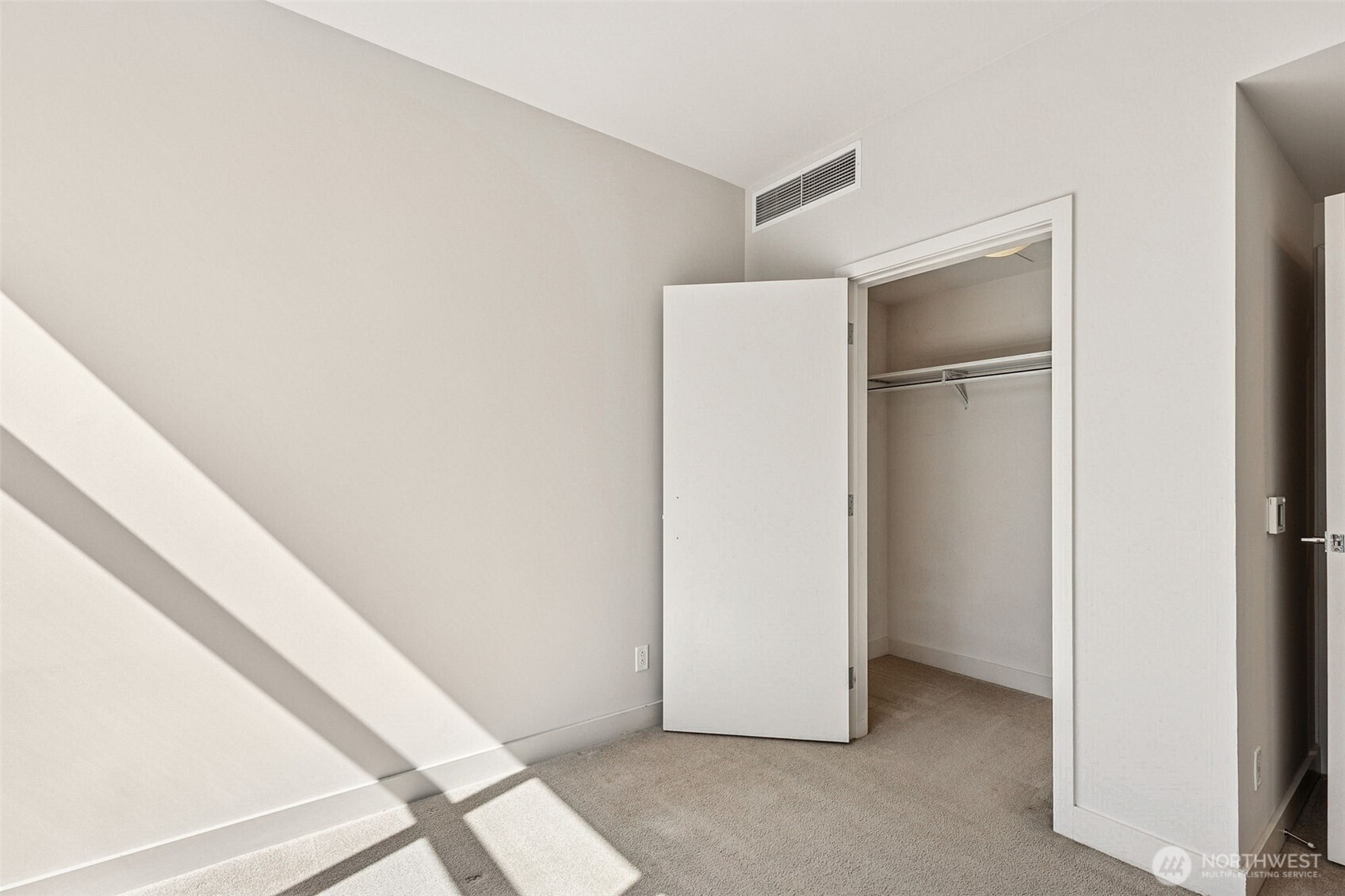 588 Bell Street, Unit 606S Seattle, WA 98121 - Photo 14 of 32