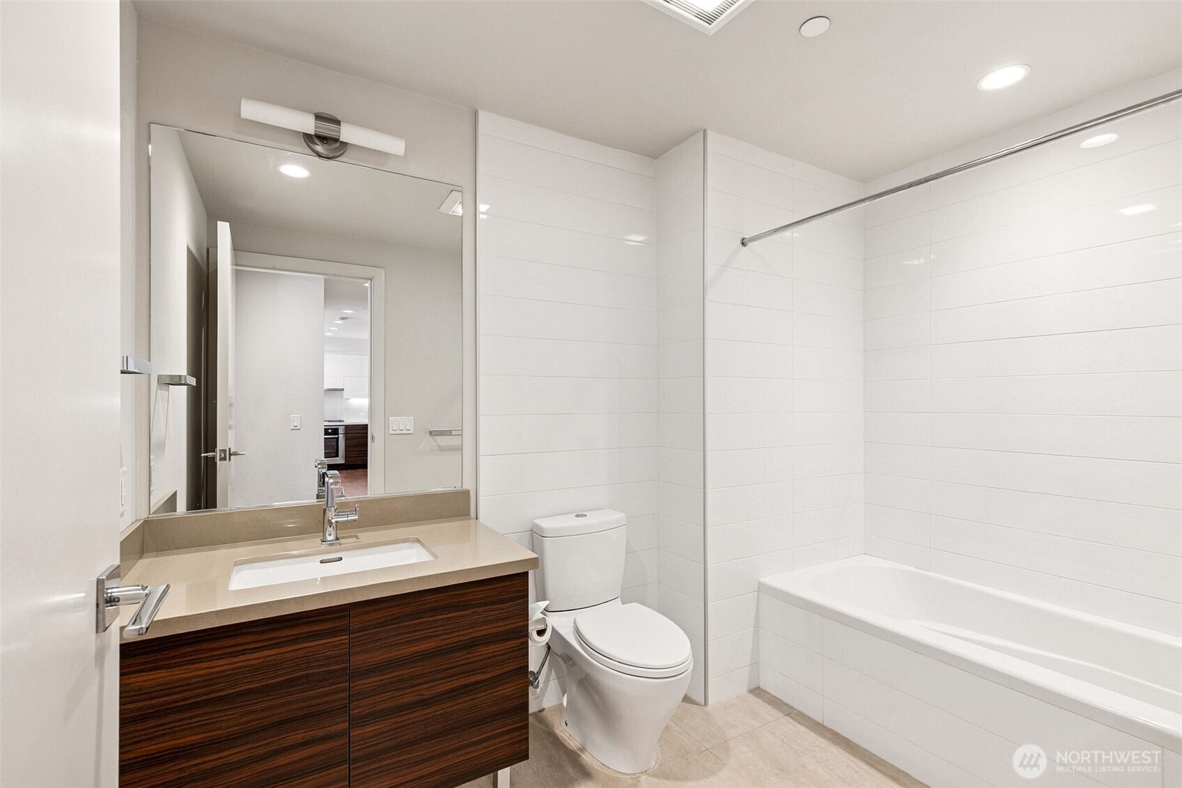 588 Bell Street, Unit 606S Seattle, WA 98121 - Photo 15 of 32