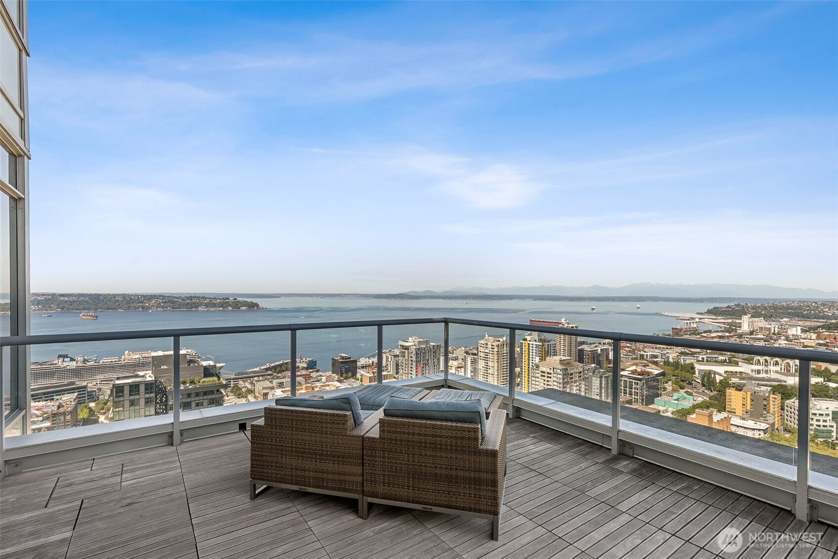 588 Bell Street, Unit 606S Seattle, WA 98121 - Photo 26 of 32