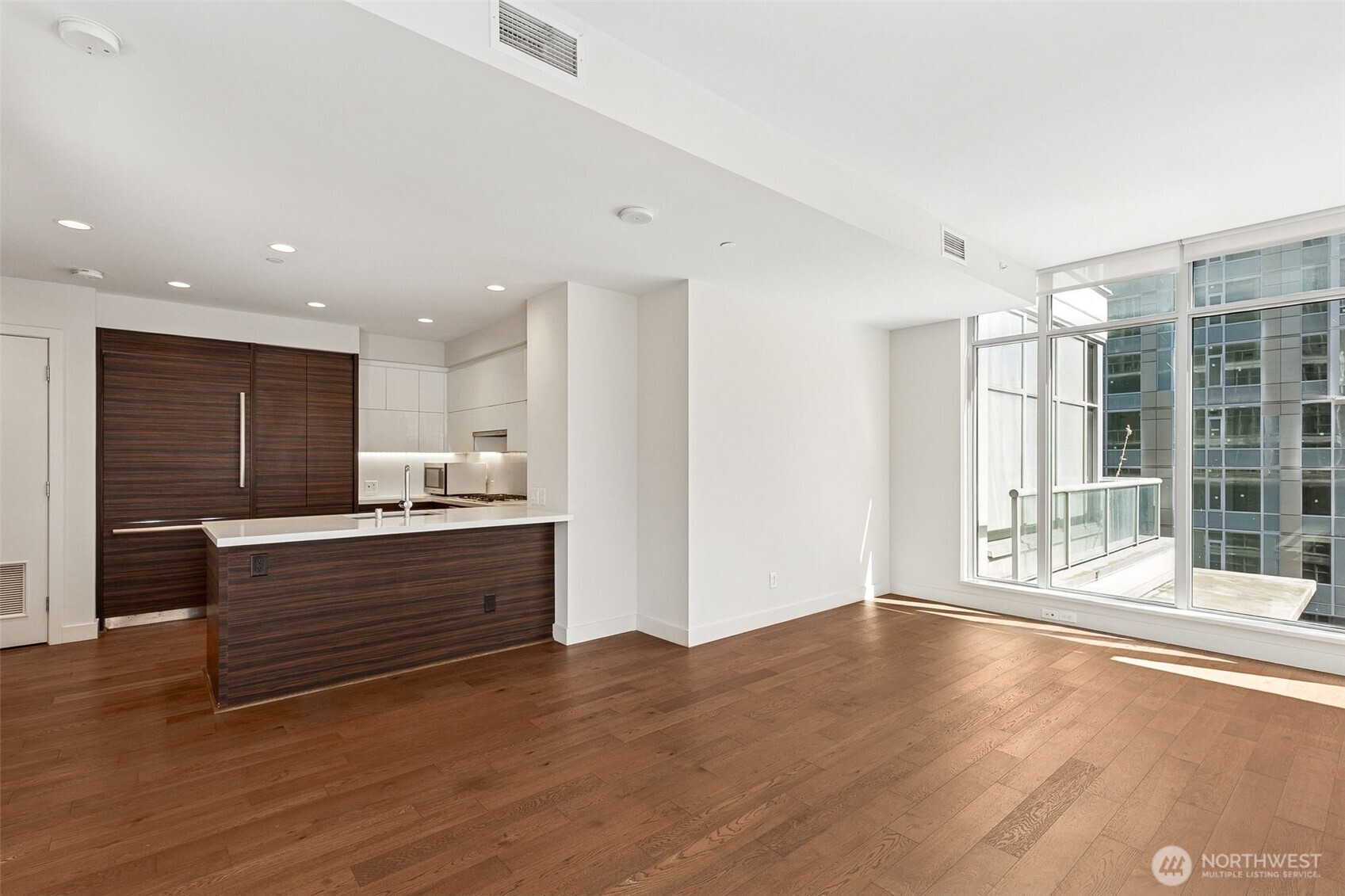 588 Bell Street, Unit 606S Seattle, WA 98121 - Photo 3 of 32