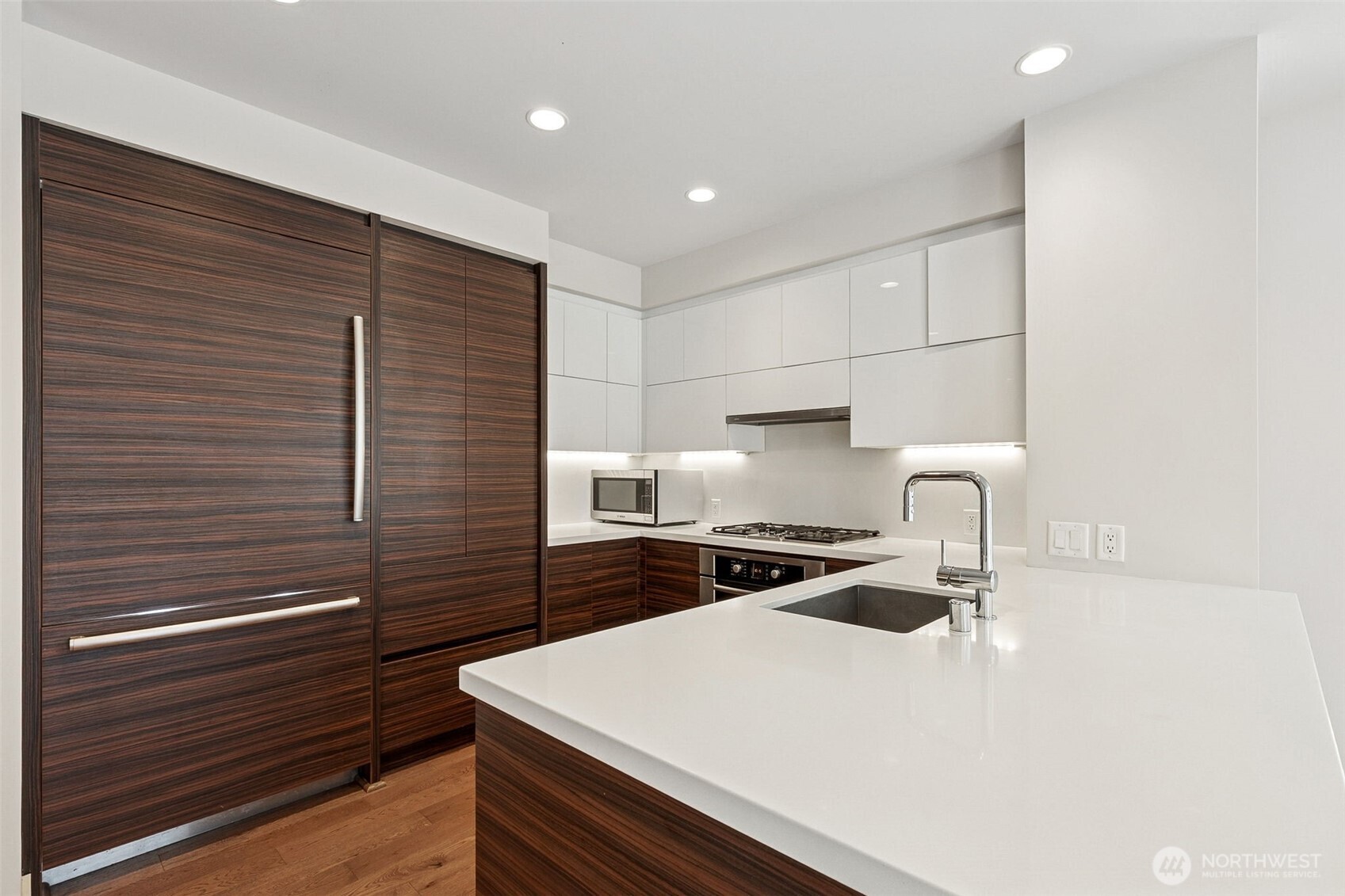 588 Bell Street, Unit 606S Seattle, WA 98121 - Photo 4 of 32