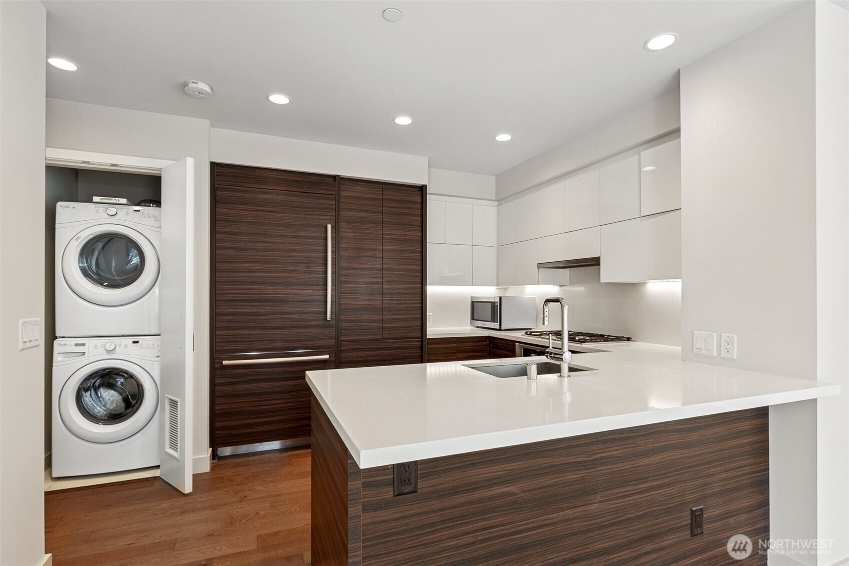 588 Bell Street, Unit 606S Seattle, WA 98121 - Photo 7 of 32
