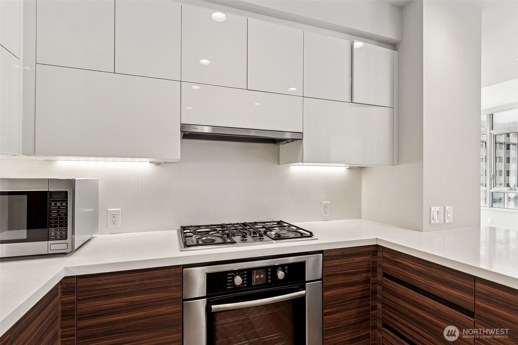 588 Bell Street, Unit 606S Seattle, WA 98121 - Photo 8 of 32