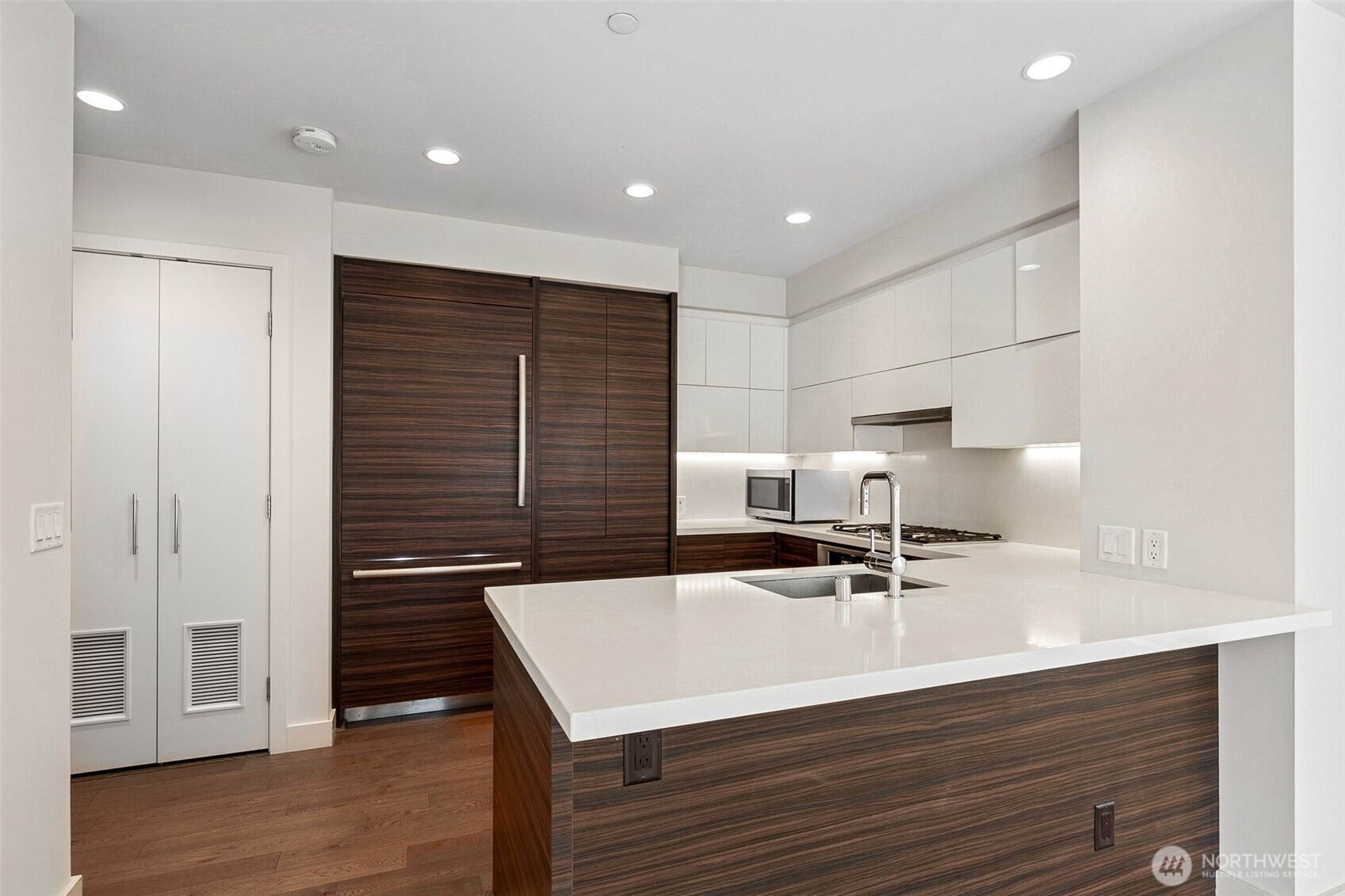 588 Bell Street, Unit 606S Seattle, WA 98121 - Photo 9 of 32