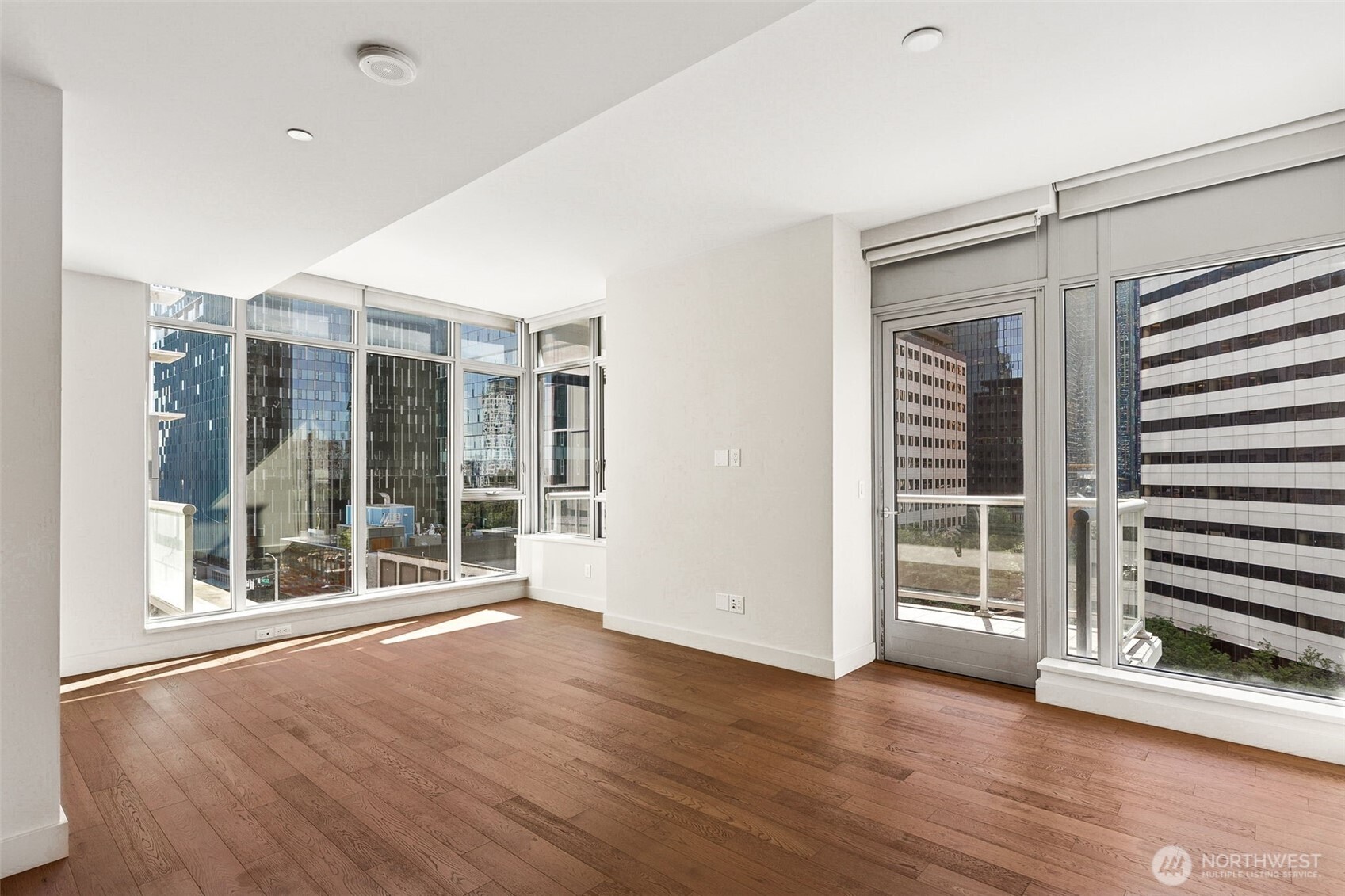 588 Bell Street, Unit 606S Seattle, WA 98121 - Photo 10 of 32