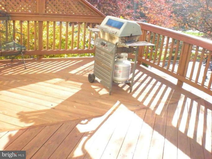 2414 Hay Rake Court Herndon, VA 20171 - Photo 13 of 22 Deck