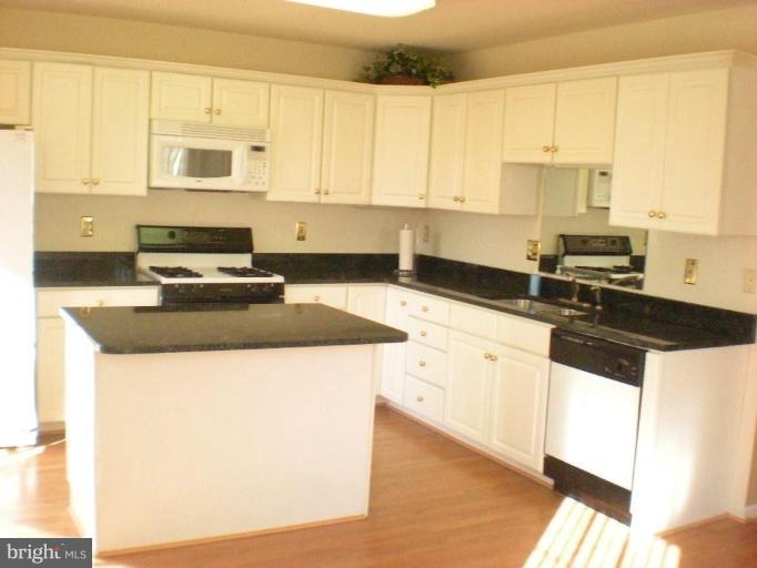 2414 Hay Rake Court Herndon, VA 20171 - Photo 5 of 22 Kitchen #2