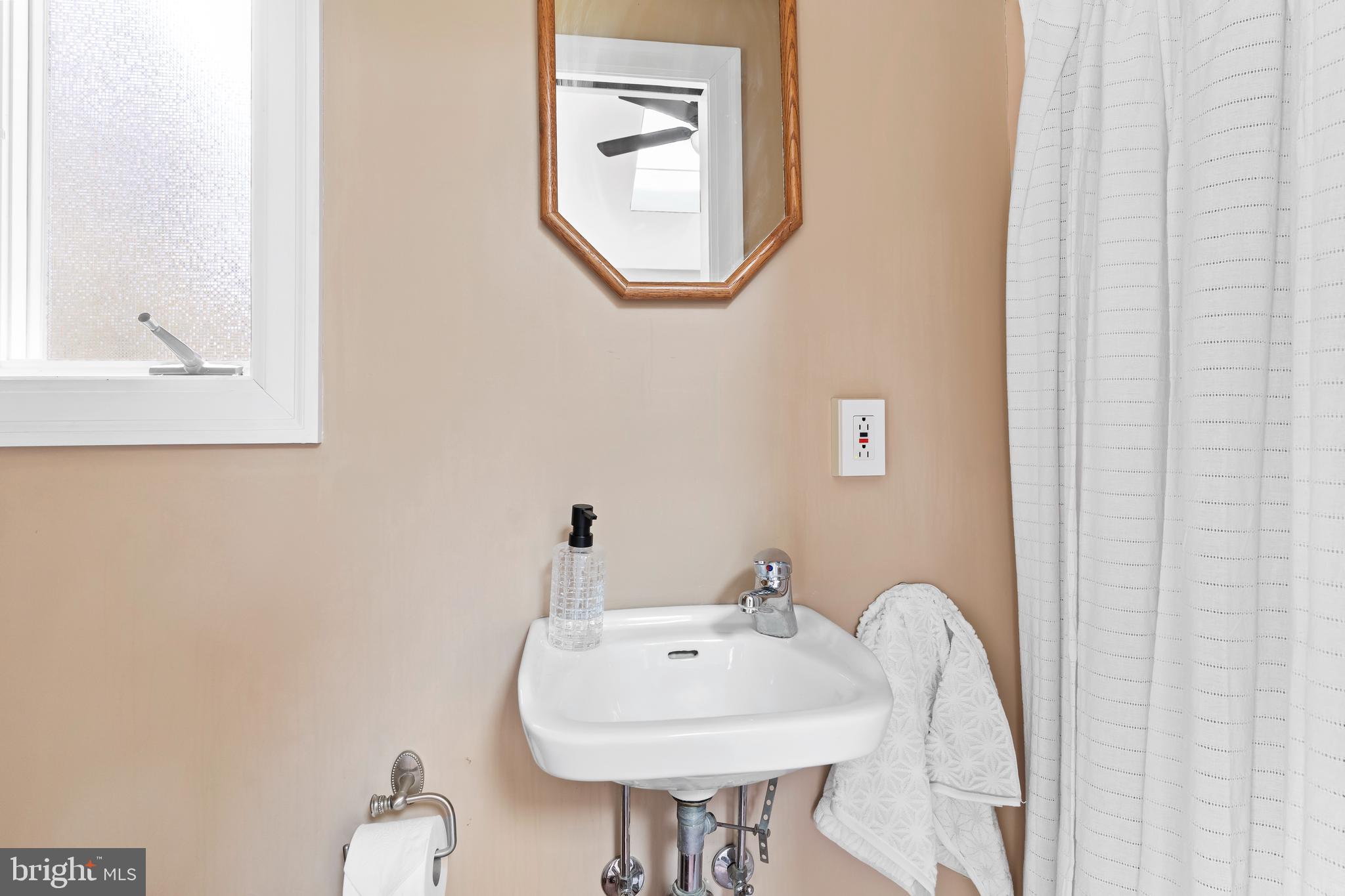 1607 Chatham Road Camp Hill, PA 17011 - Photo 21 of 32 1st Floor Bathroom w/ Shower