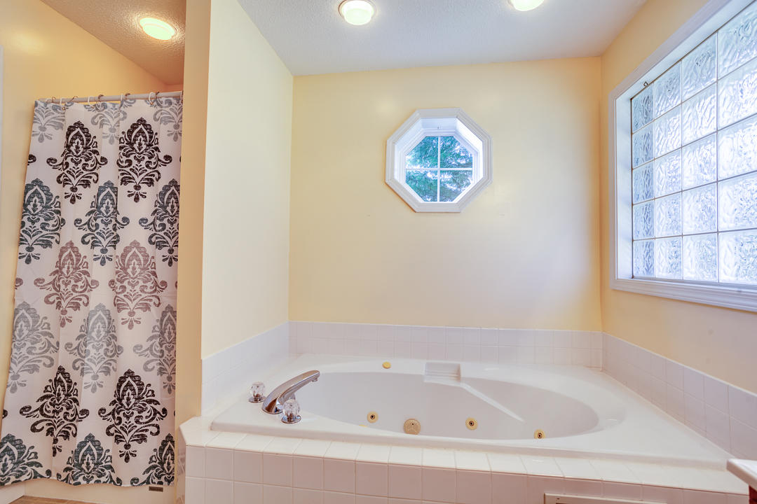 3348 Adams Gate Road Knoxville, TN 37931 - Photo 23 of 32 Master Bath