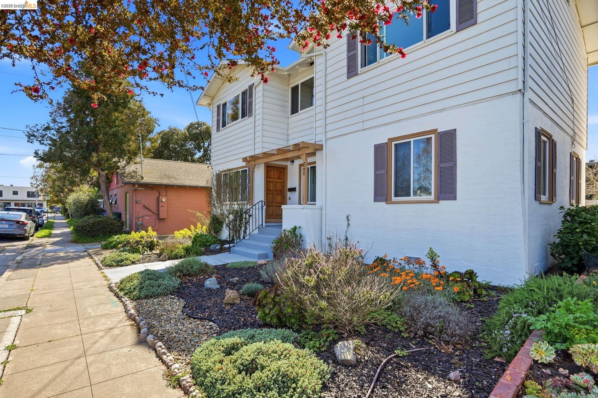 840 Key Rte Boulevard Albany, CA 94706 - Photo 3 of 42 a front view of a house with garden