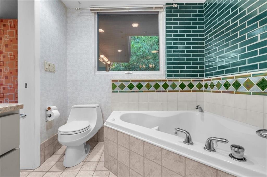136 Fairfax Road Pittsburgh, PA 15221 - Photo 28 of 50 a bathroom with a bathtub and a toilet