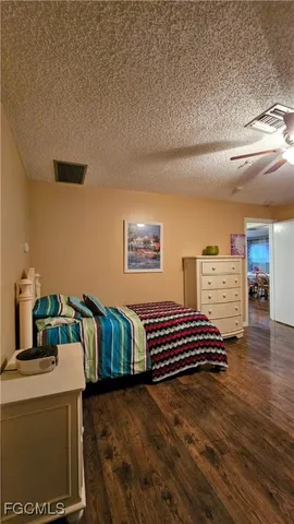 a view of livingroom with furniture