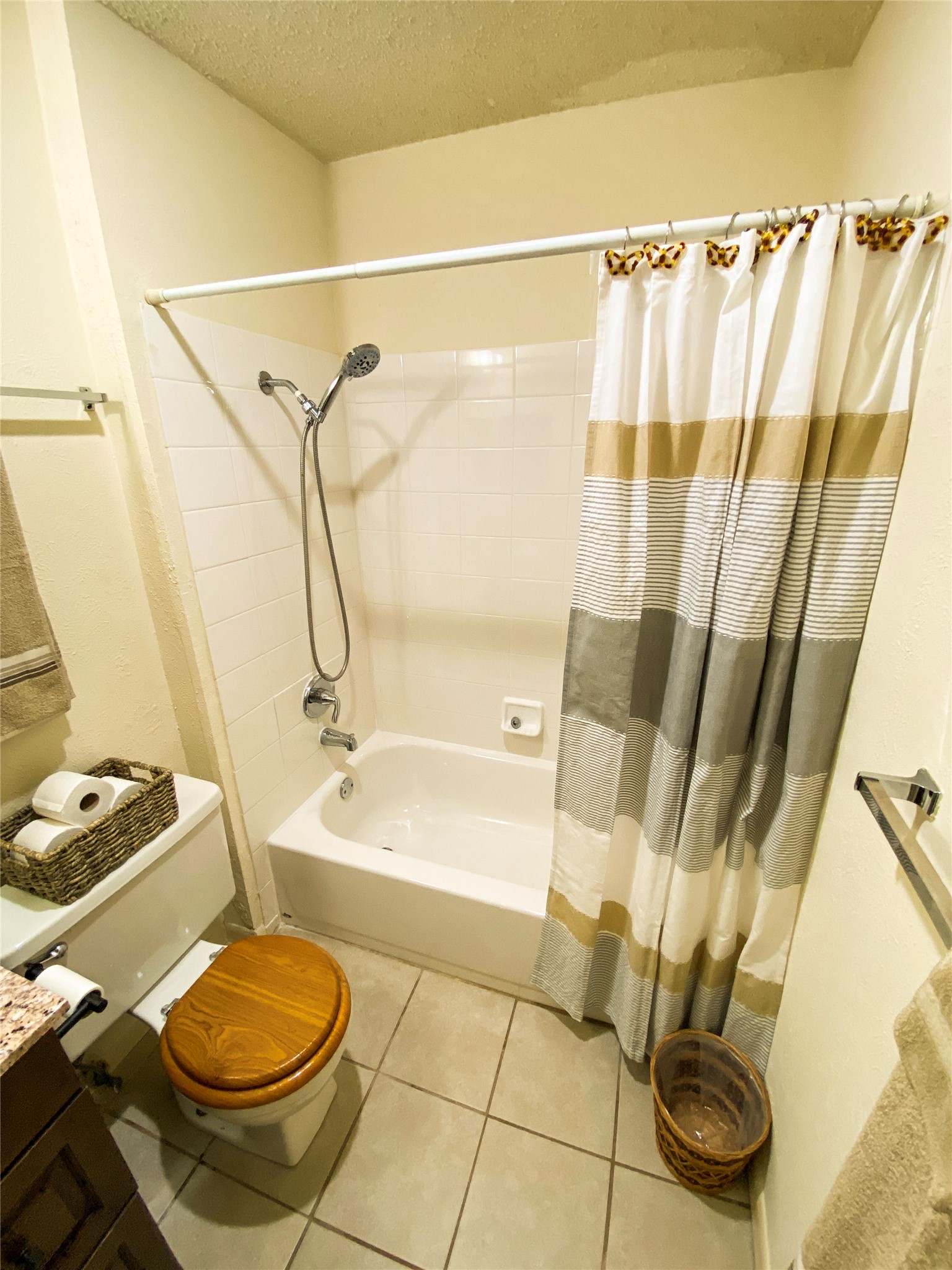 12905 Pegasus Street Austin, TX 78727 - Photo 27 of 32 a bathroom with a sink toilet and shower