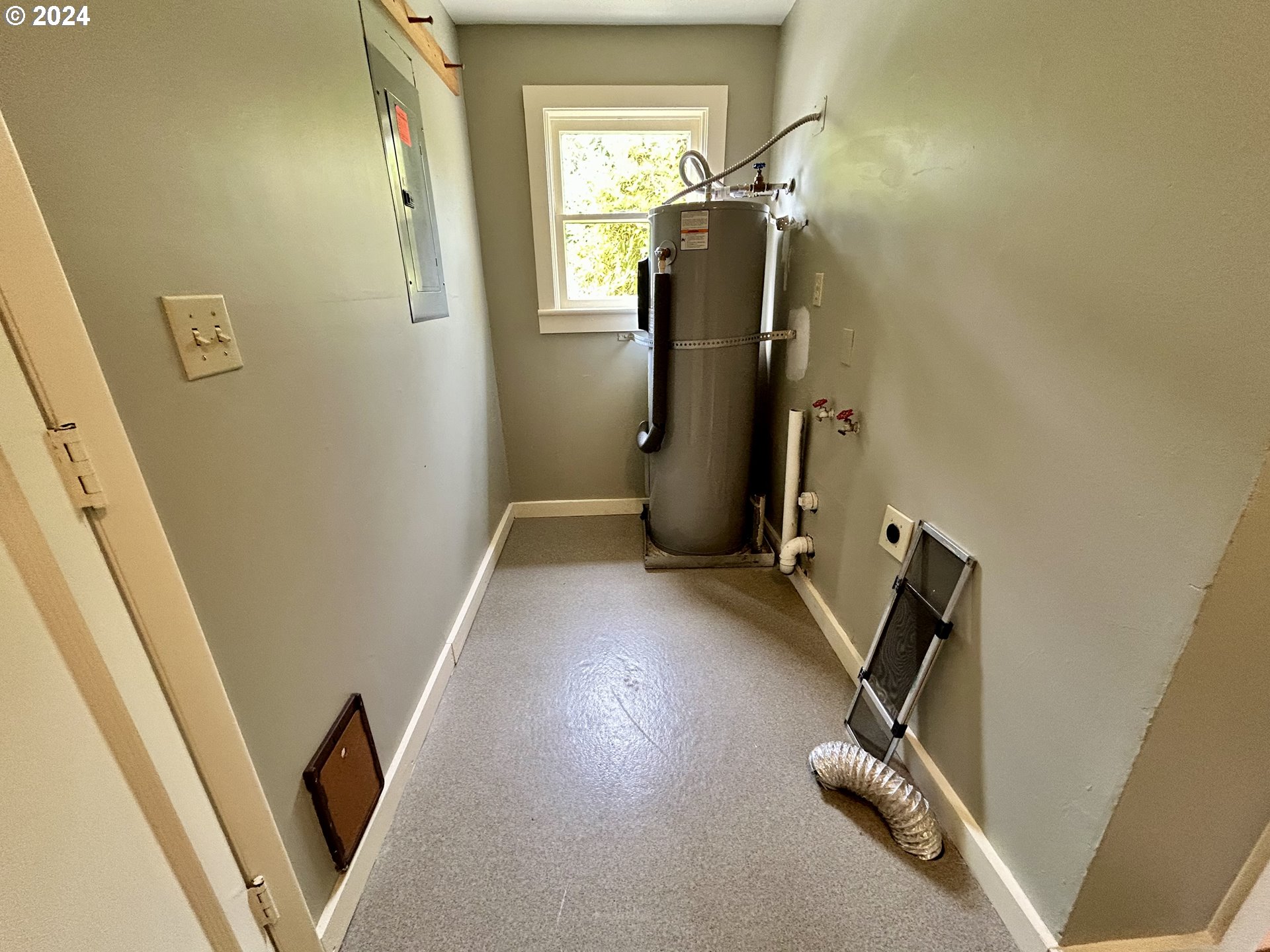 329 5th Street Springfield, OR 97477 - Photo 26 of 35 a view of a hallway with windows