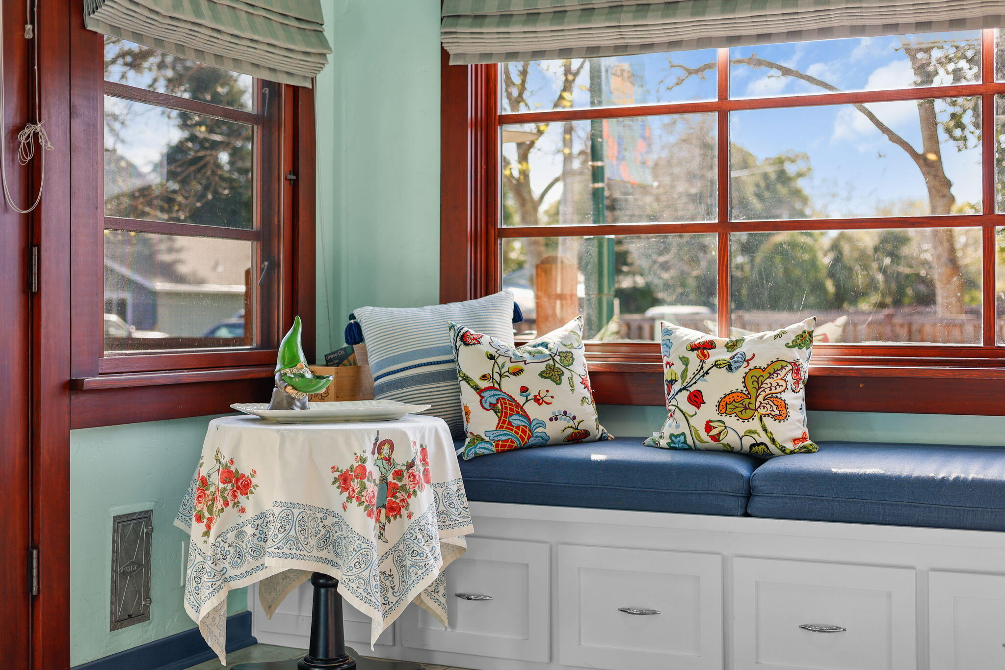 1465 Riverside Drive Redding, CA 96001 - Photo 13 of 163 Kitchen Sitting Area