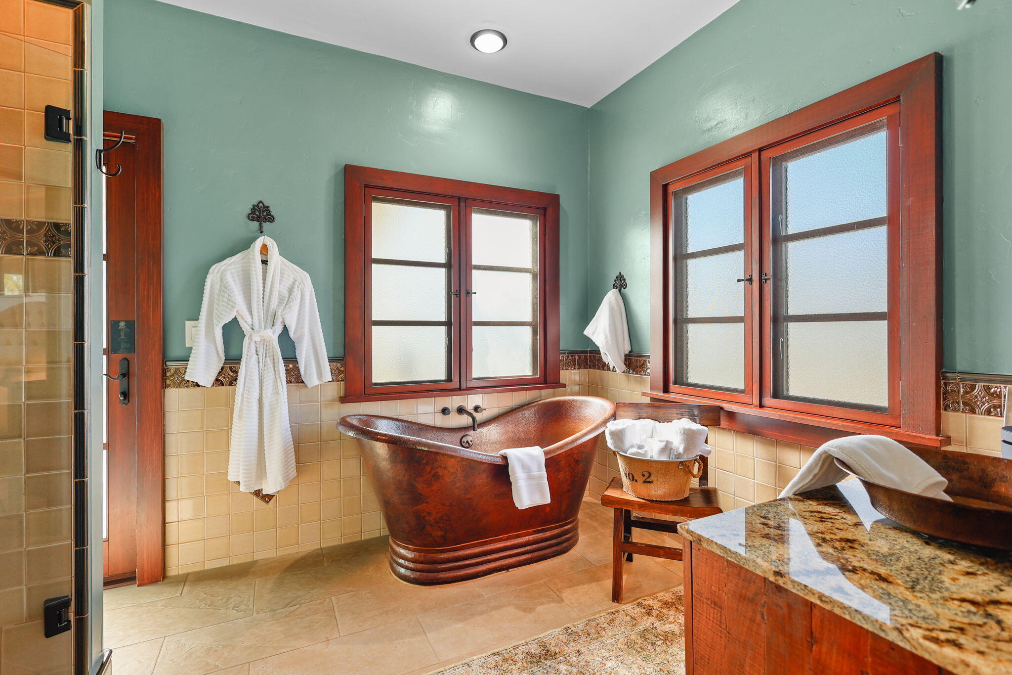 1465 Riverside Drive Redding, CA 96001 - Photo 20 of 163 California EnSuite - Luxury Soaking Tub