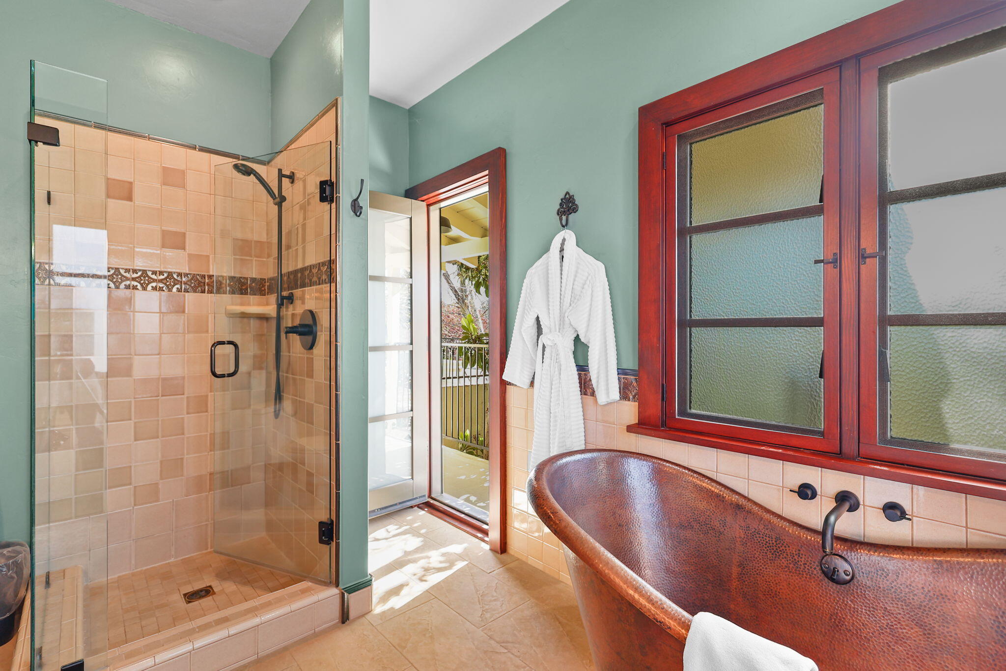 1465 Riverside Drive Redding, CA 96001 - Photo 21 of 163 California EnSuite - Tub & Shower