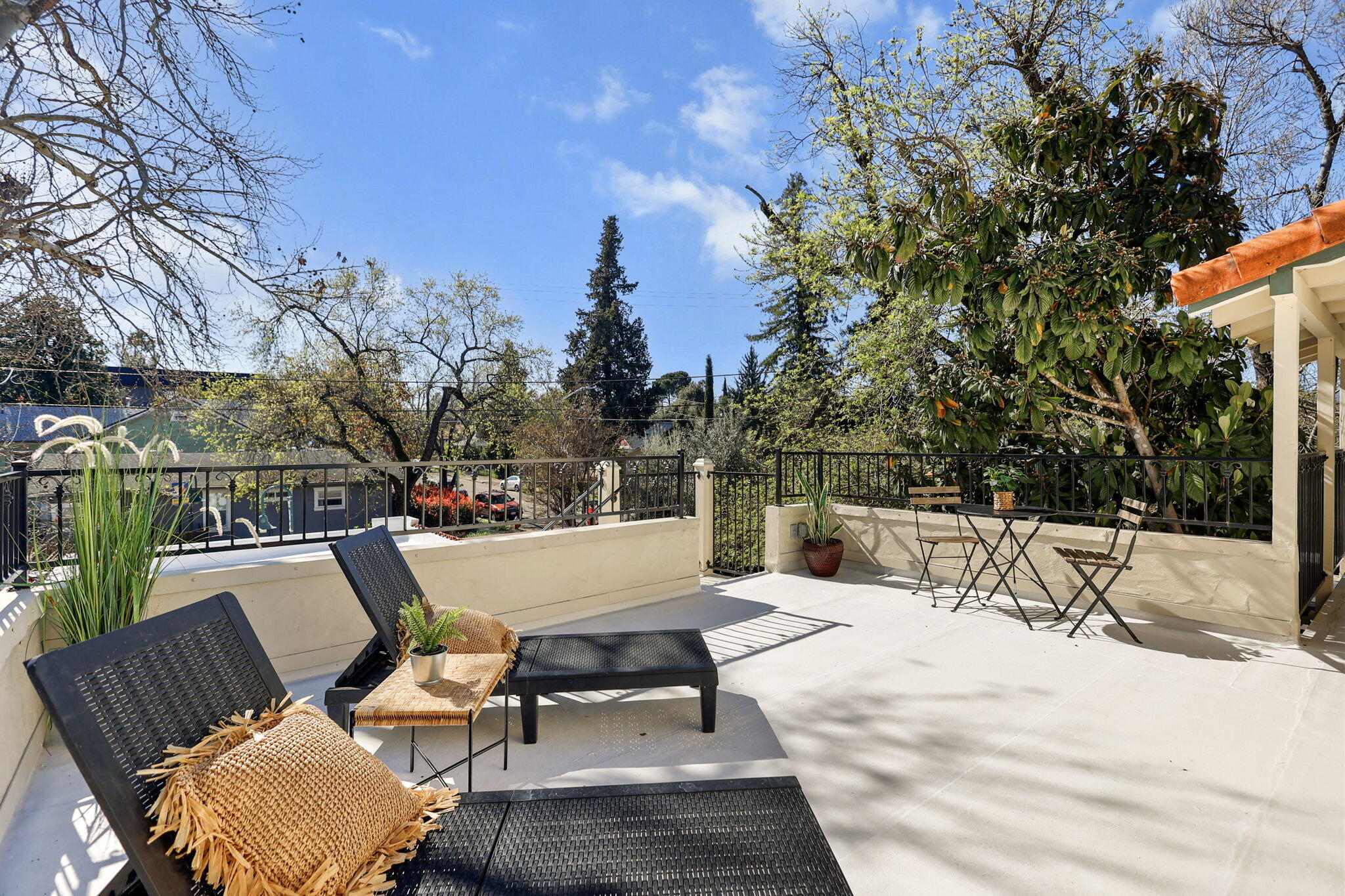1465 Riverside Drive Redding, CA 96001 - Photo 22 of 163 Sun Deck - California & Riverside Stes