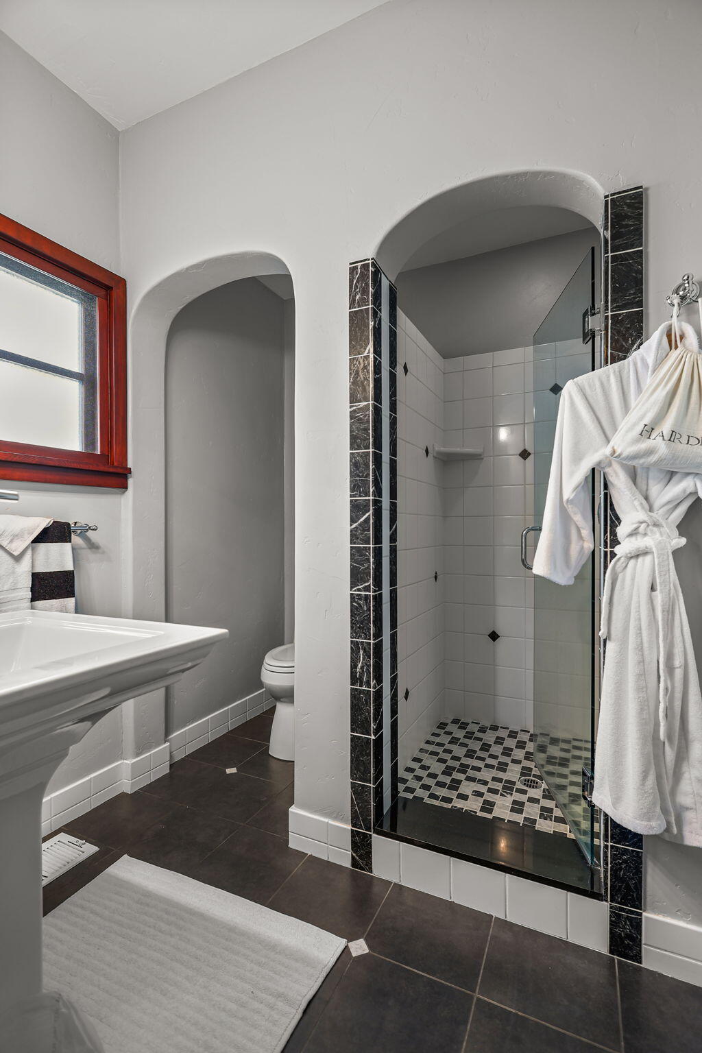 1465 Riverside Drive Redding, CA 96001 - Photo 29 of 163 Prince EnSuite Bathroom