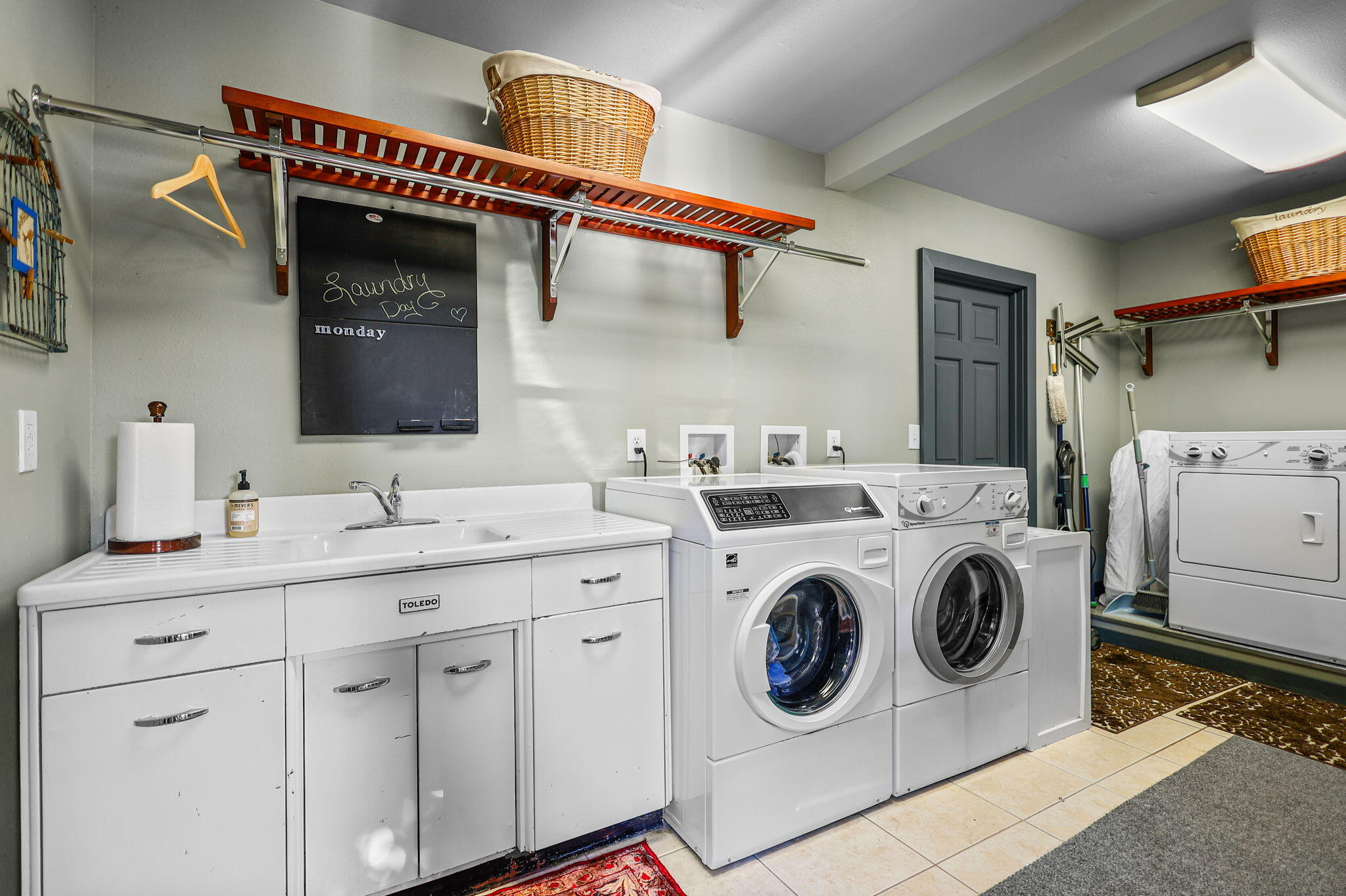 1465 Riverside Drive Redding, CA 96001 - Photo 36 of 163 Huge Laundry Room