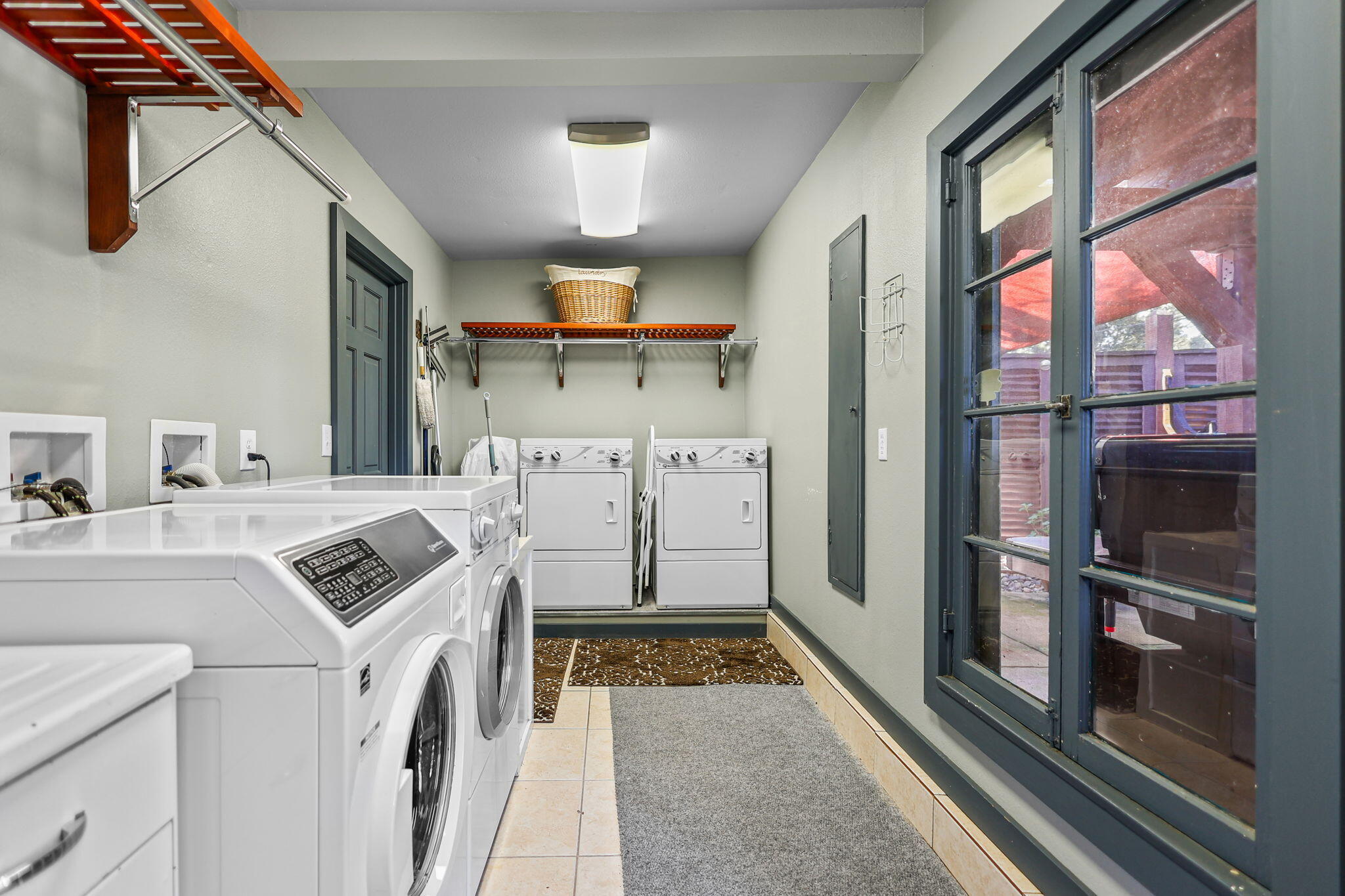 1465 Riverside Drive Redding, CA 96001 - Photo 37 of 163 Huge Laundry Room