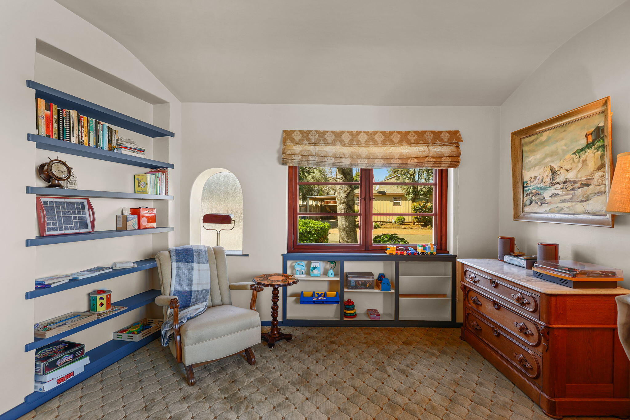 1465 Riverside Drive Redding, CA 96001 - Photo 83 of 163 Reading Nook in Living Room