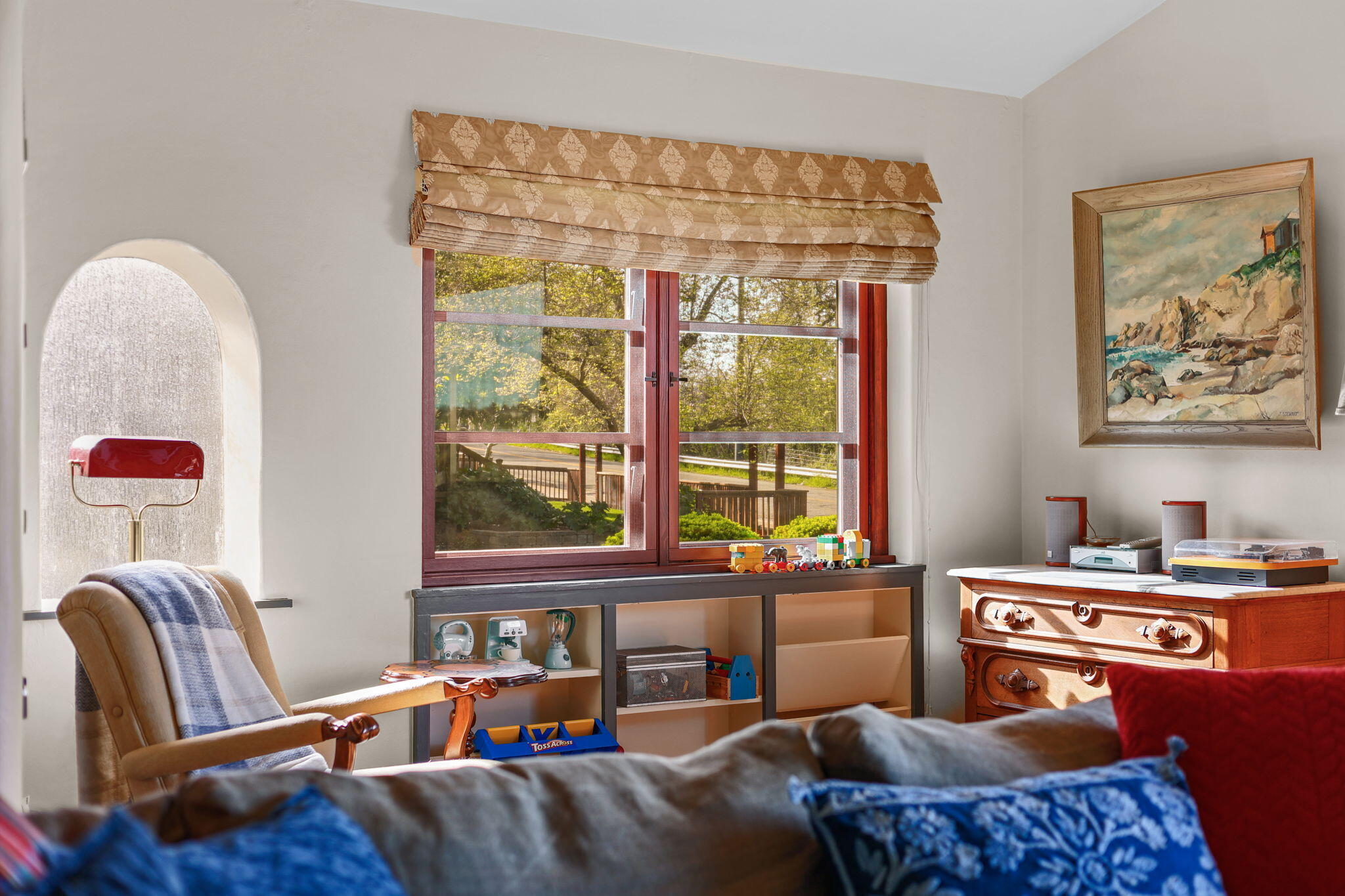 1465 Riverside Drive Redding, CA 96001 - Photo 84 of 163 Reading Nook in Living Room