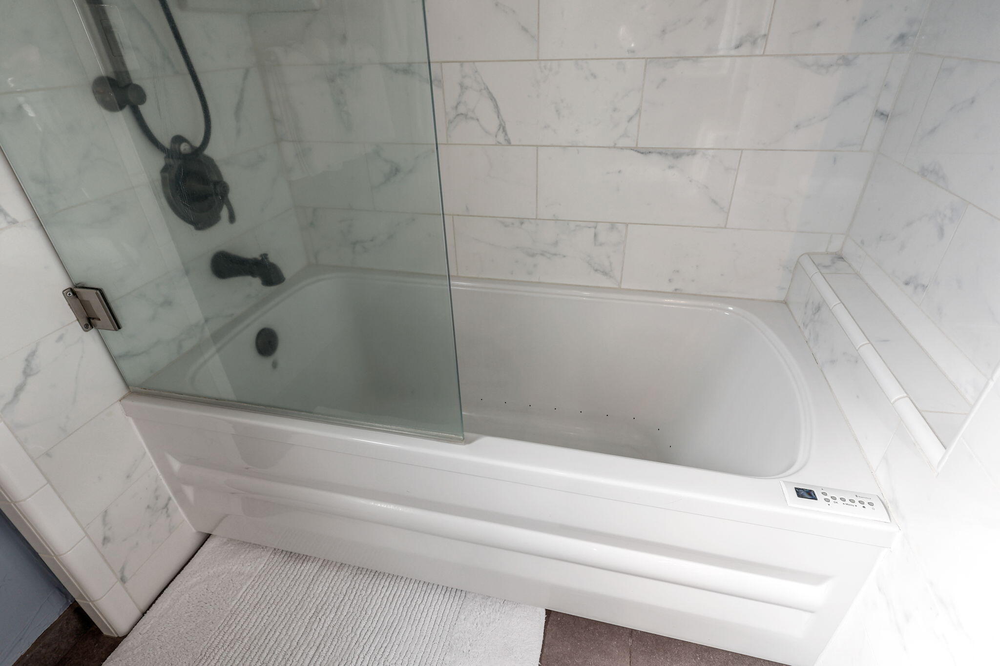 1465 Riverside Drive Redding, CA 96001 - Photo 96 of 163 Air Jet Tub in Riverside EnSuite