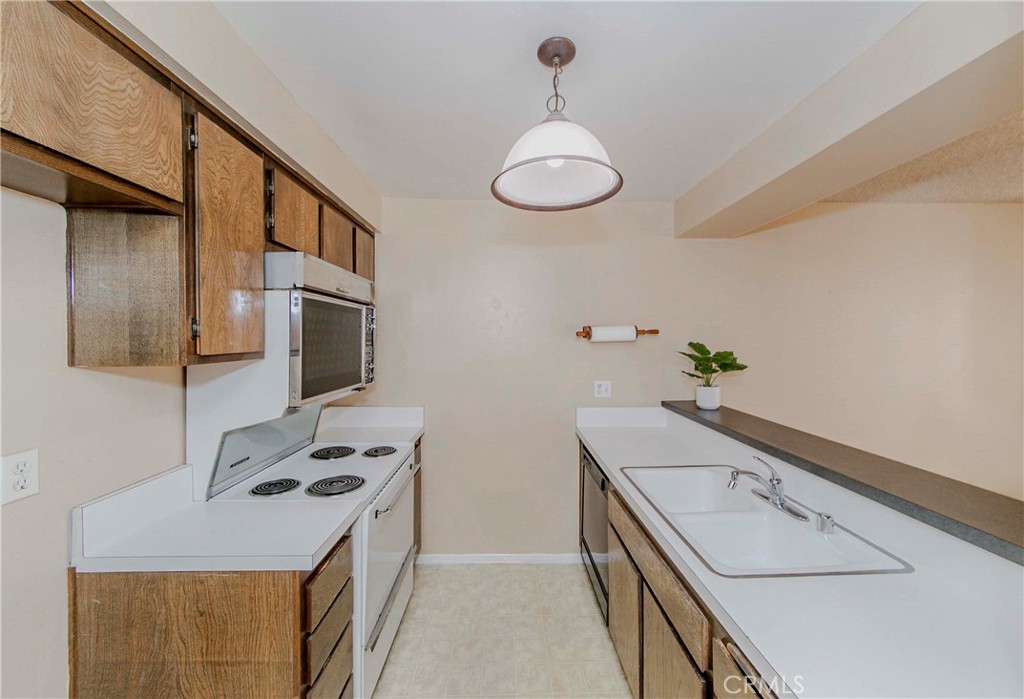 28121 Highridge Road, Unit 405 Rancho Palos Verdes, CA 90275 - Photo 11 of 35 kitchen