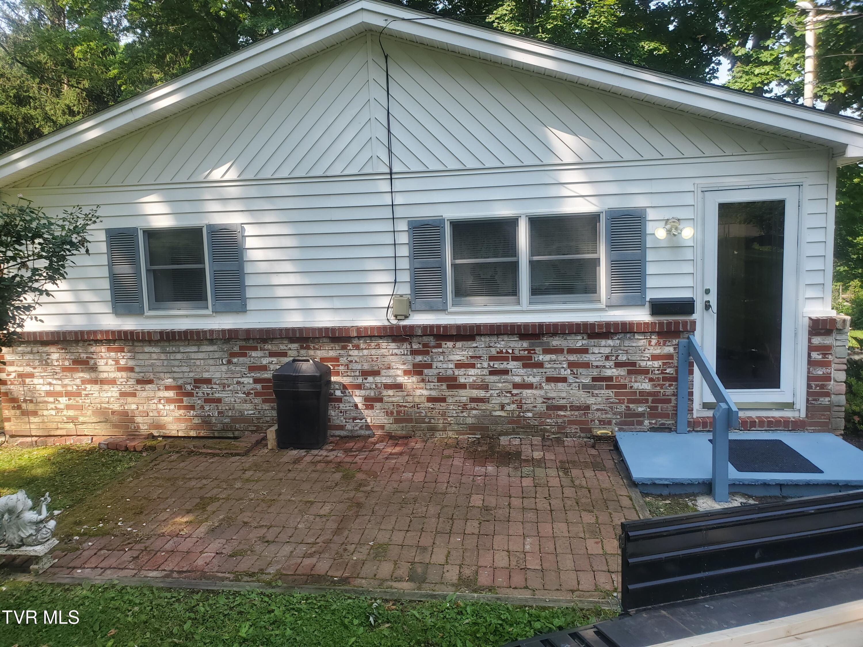 339 Spice Hollow Road Johnson City, TN 37604 - Photo 3 of 25 SIDE ENTRNCE