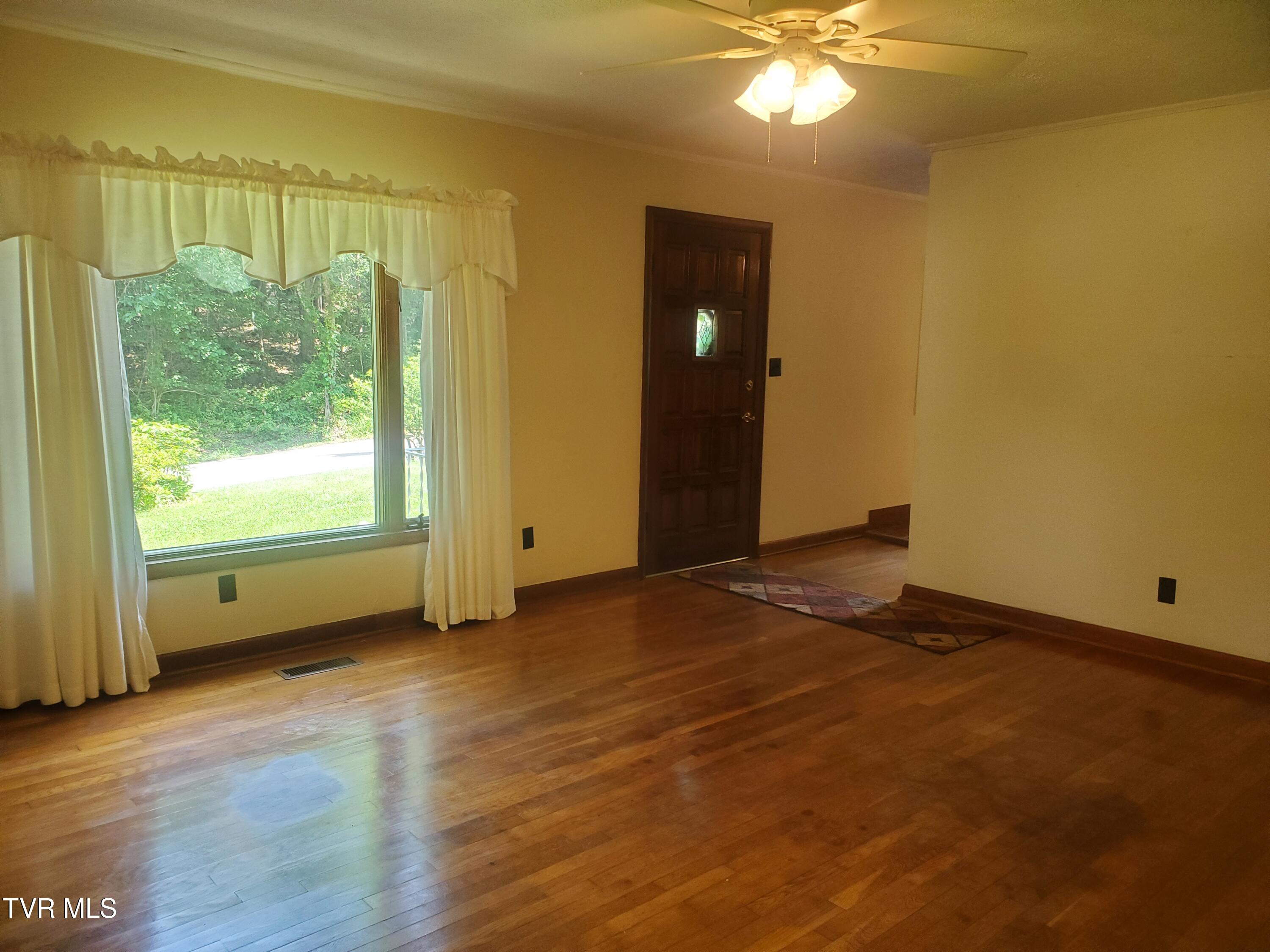 339 Spice Hollow Road Johnson City, TN 37604 - Photo 5 of 25 LIVING ROOM