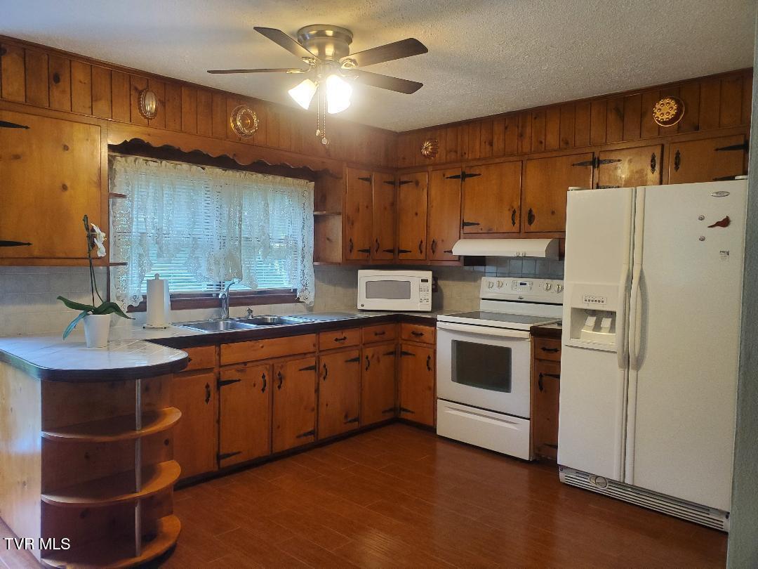 339 Spice Hollow Road Johnson City, TN 37604 - Photo 8 of 25 KITCHEN